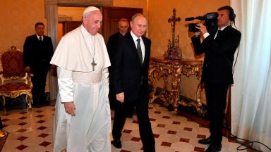 Путин закъсня с 50 минути за срещата с папата