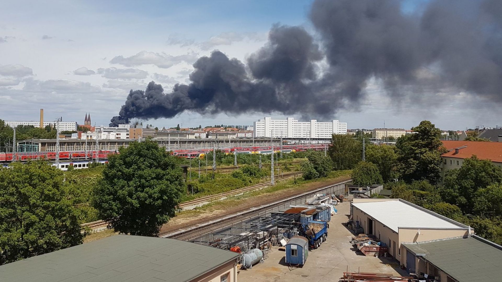 Голям пожар избухна днес на територията на търговски център в