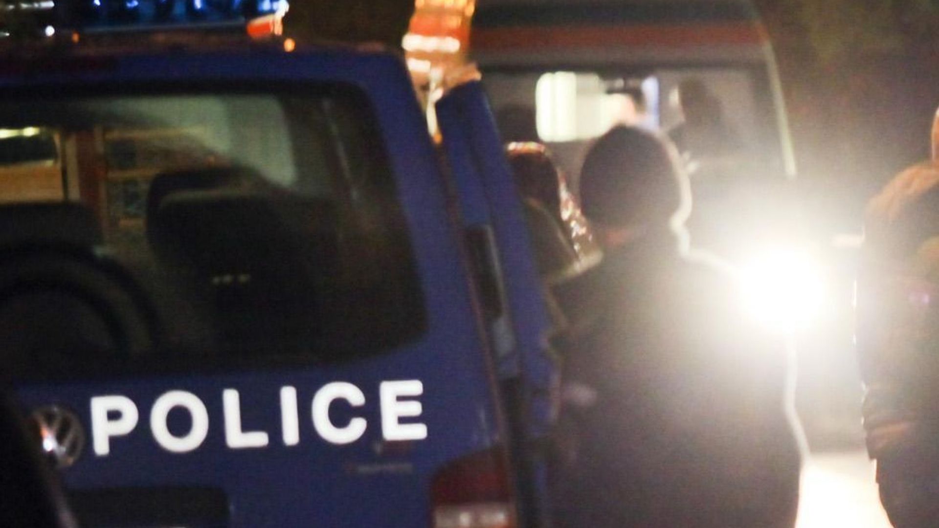 Екшън в Синдел: Нападнаха полицаи с камъни и дървета