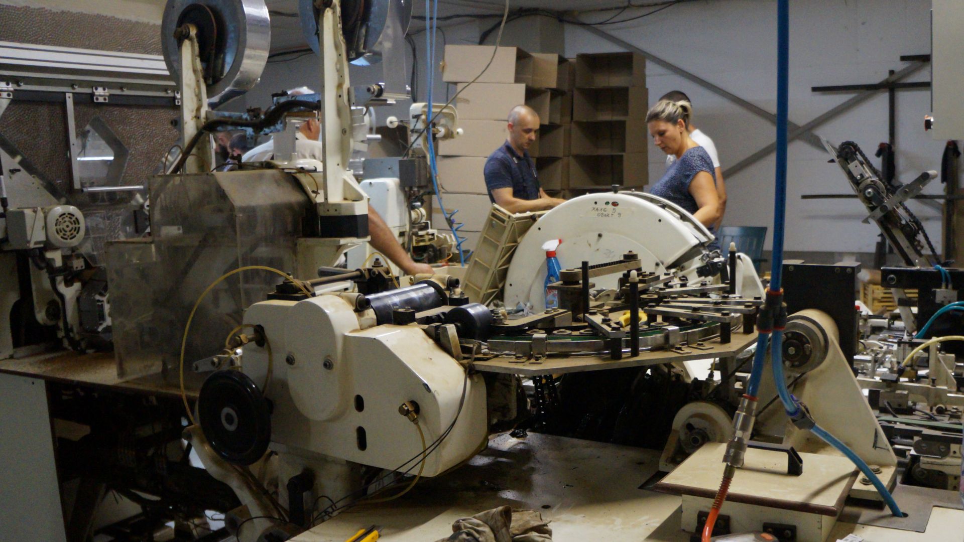 Модерна поточна линия в нелегалната фабрика за цигари край Пловдив