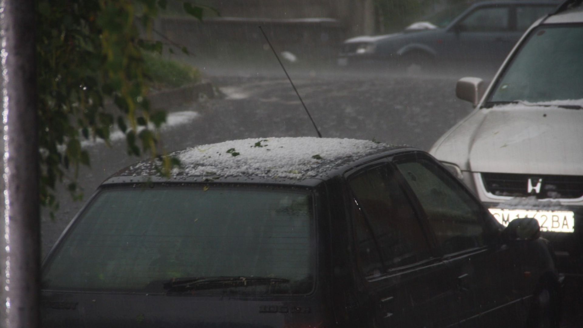 Пороен дъжд с гръмотевици удари Смолян Бурята вилня над родопския