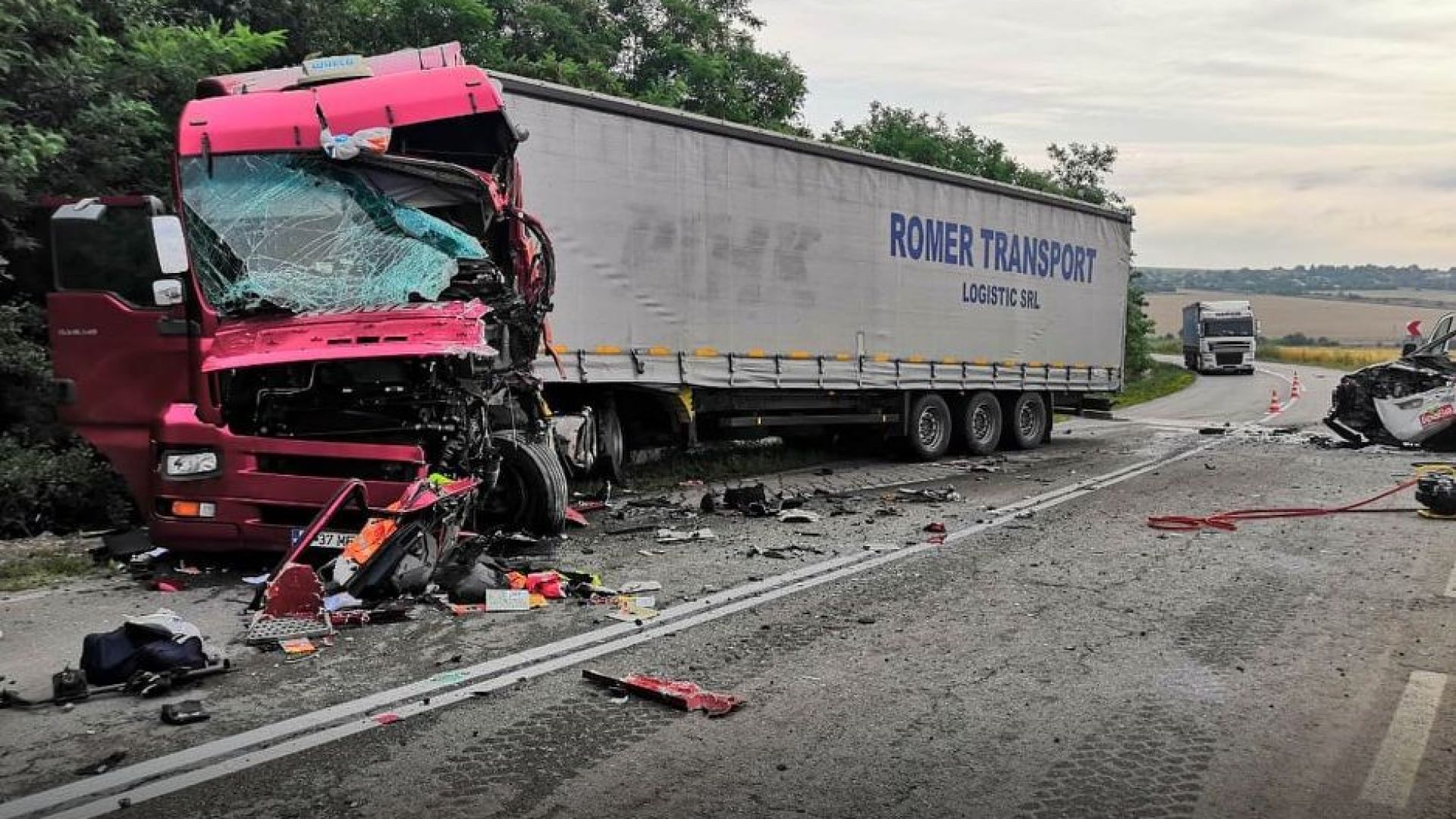 Шофьор загина при тежка катастрофа между ТИР и бус