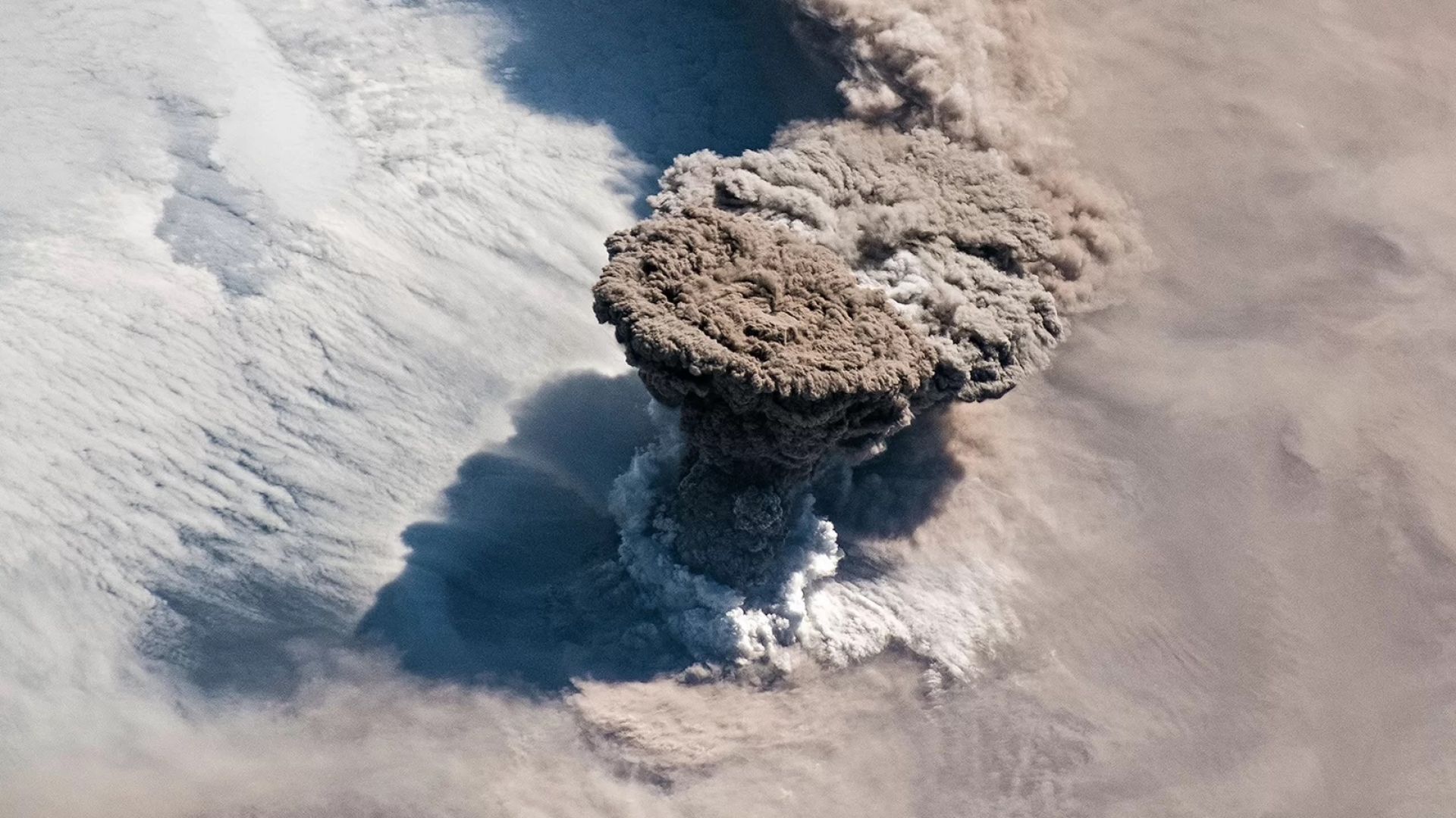 Как изглеждат изригванията на вулкани от Космоса (снимки)
