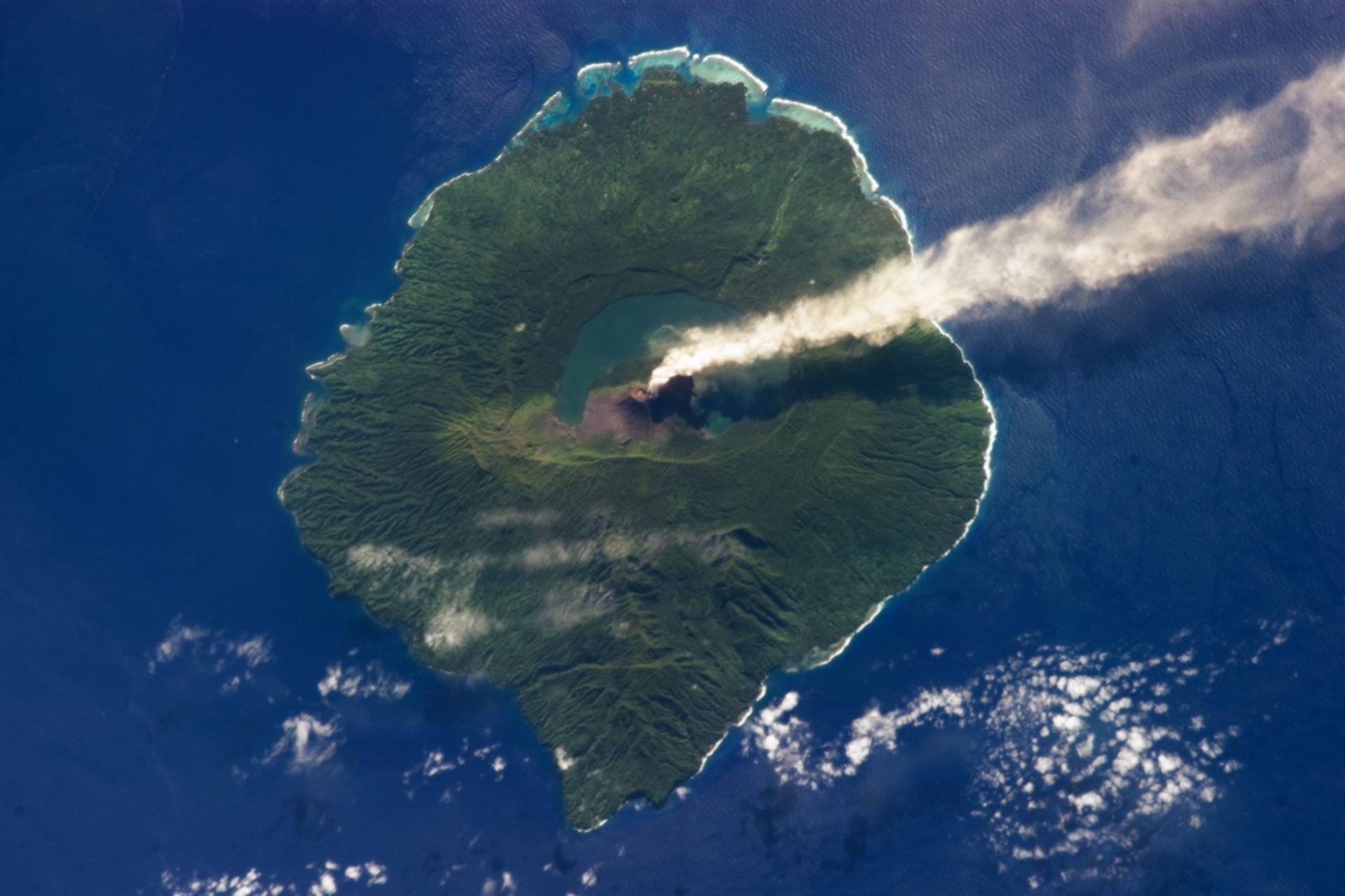 Вулкан в Тихия океан