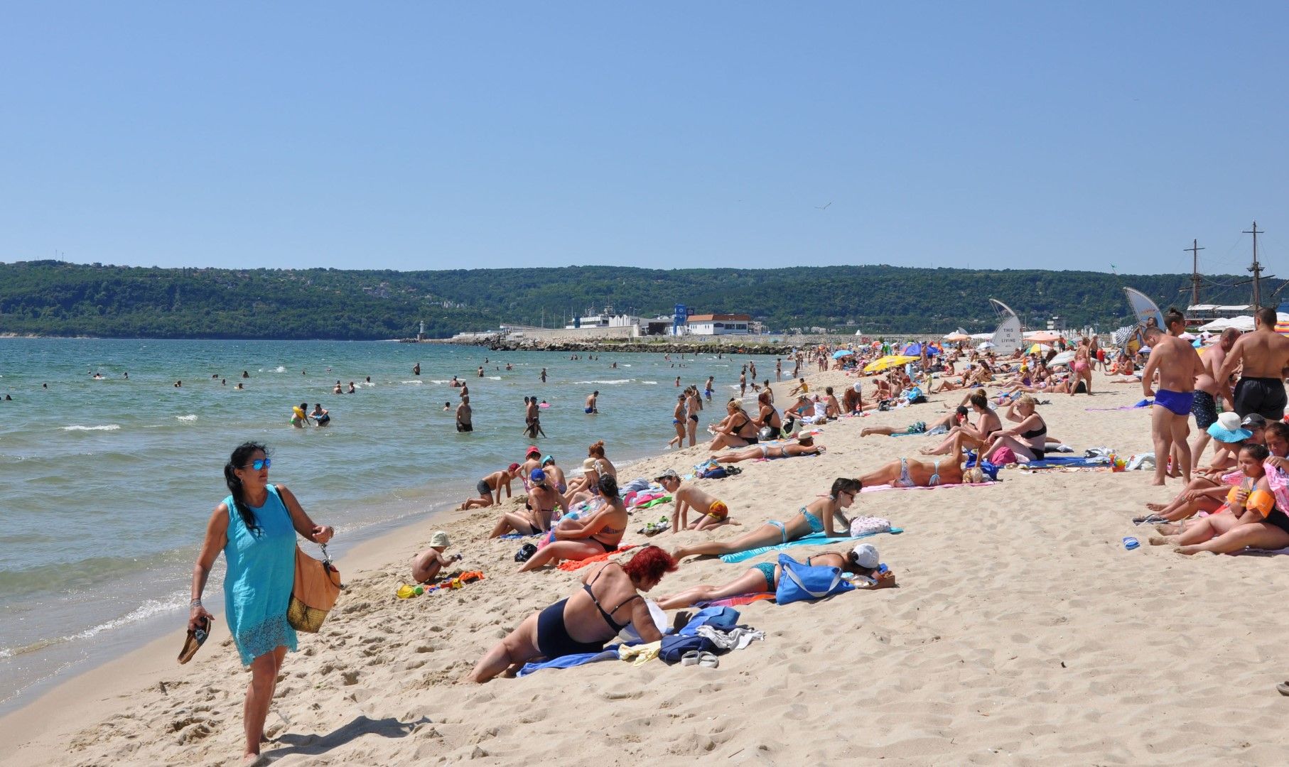 Плажовете във Варна са пълни с туристи и жители на града, 2 юли