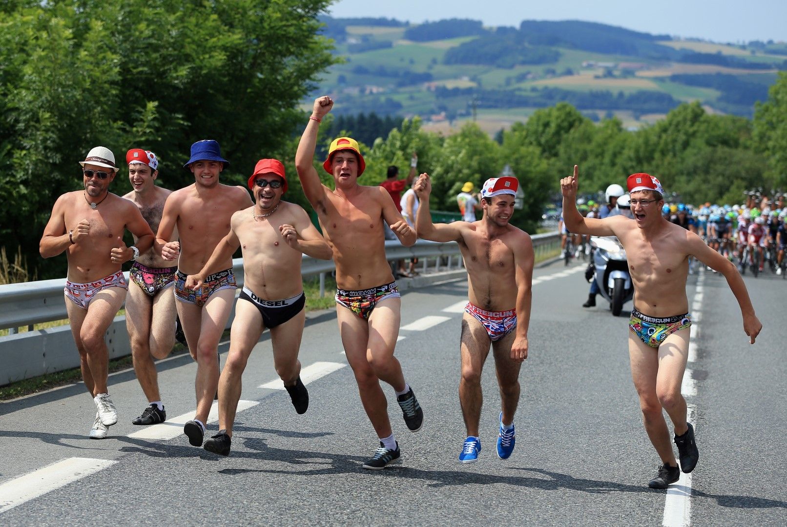 Феновете са цветната страна на "Тура" - няма друго колоездачно състезание, което да изглежда по този начин