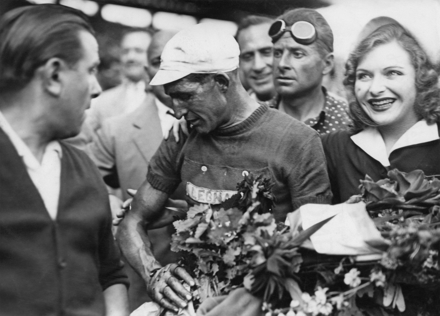 1948 г. - Джино Бартали печели "Тура" за втори път и получава венци на "Парк де Пренс", където е финалът