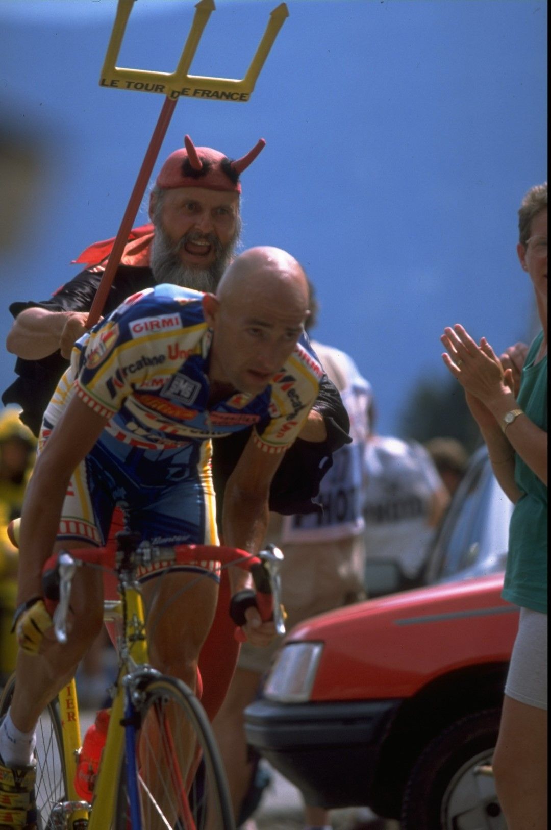 Марко Пантани-Пирата, големият италиански колоездач от 90-те години, преследван от Диди Дявола по време на "Тура". Пантани спечели надпреварата през 1998-а, но си отиде от този свят на 34 г. през 2004-а след отравяне на кръвта, в следствие на употреба на кокаин и алкохол