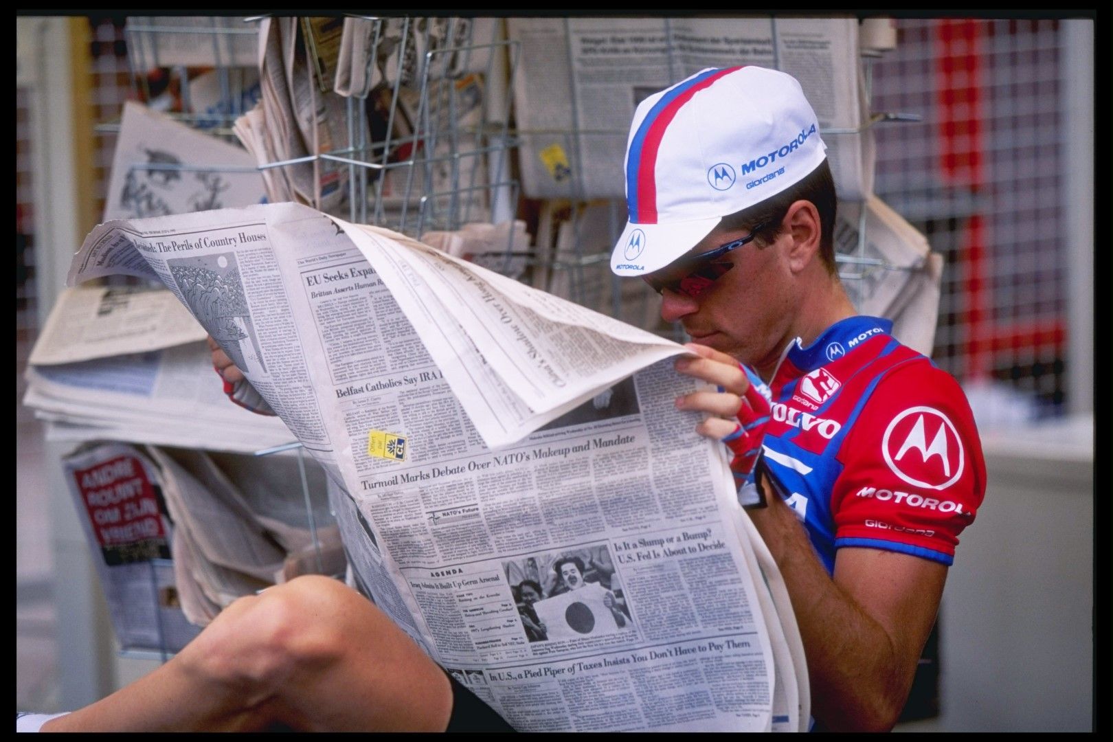 Американецът Анди Бишъп преглежда пресата минути преди поредния етап (1995 г.)