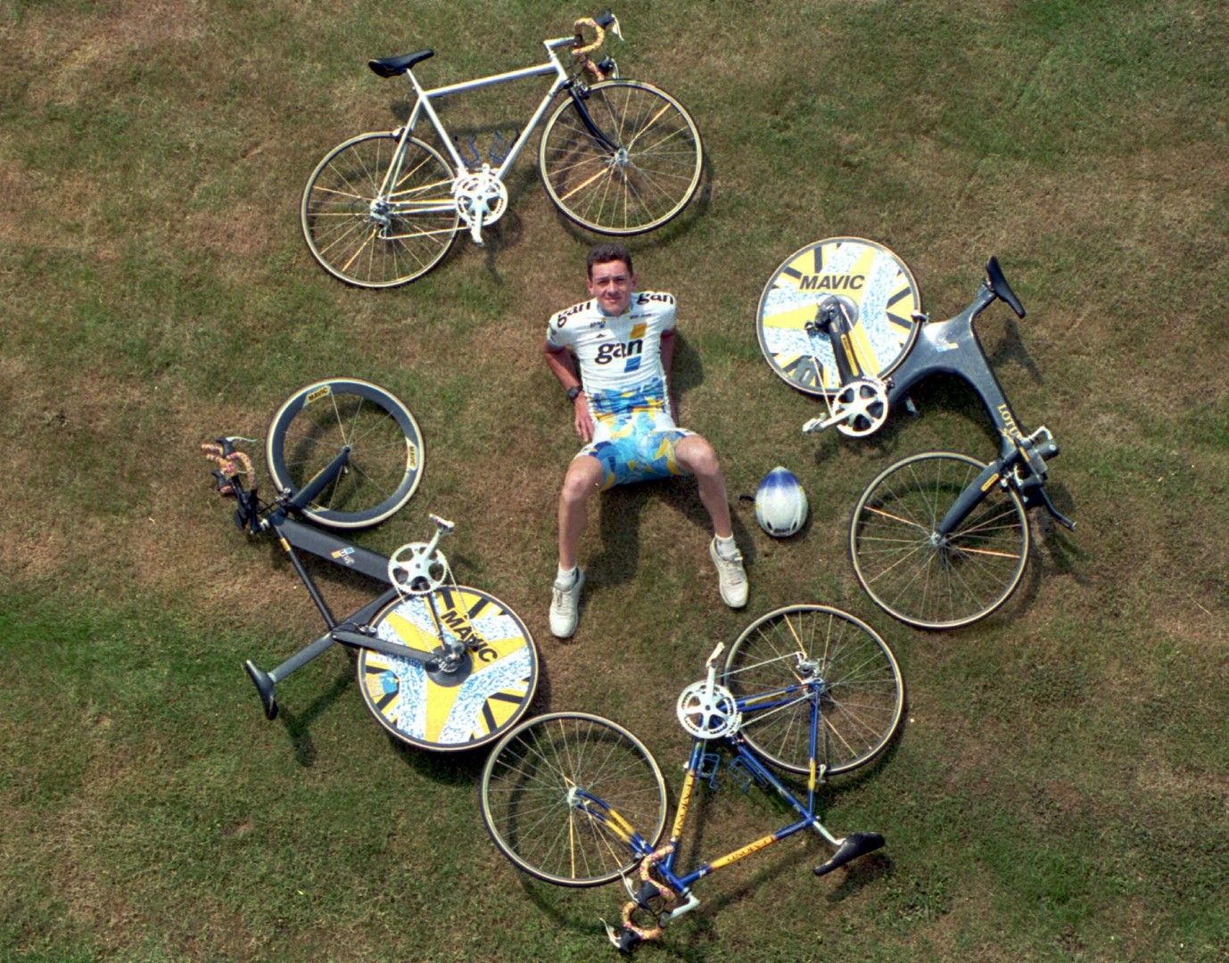 1994 г. - Крис Бордмън (Великобритания) лежи в тревата преди старта на "Тур дьо Франс" с всички велосипеди, подготвени от отбора му за надпреварата