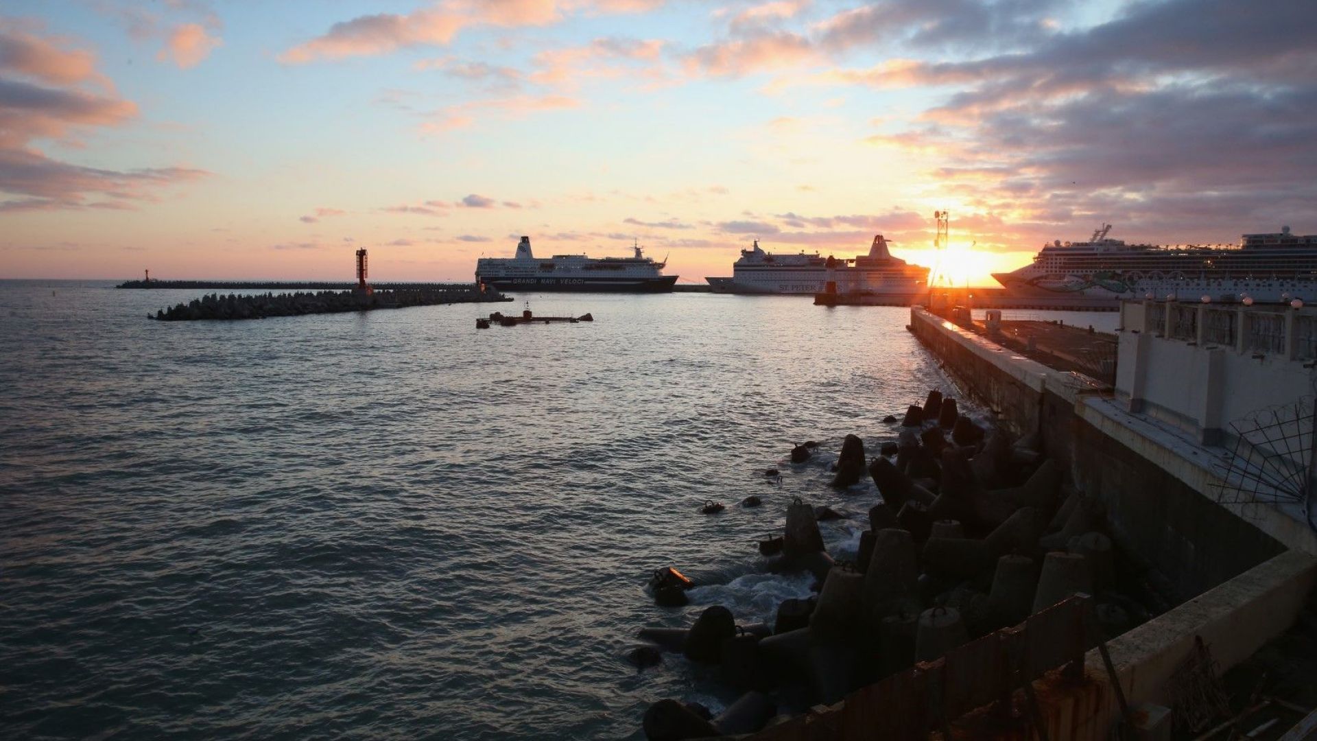 Двама души загинаха при преобръщане вчера вечерта в Черно море