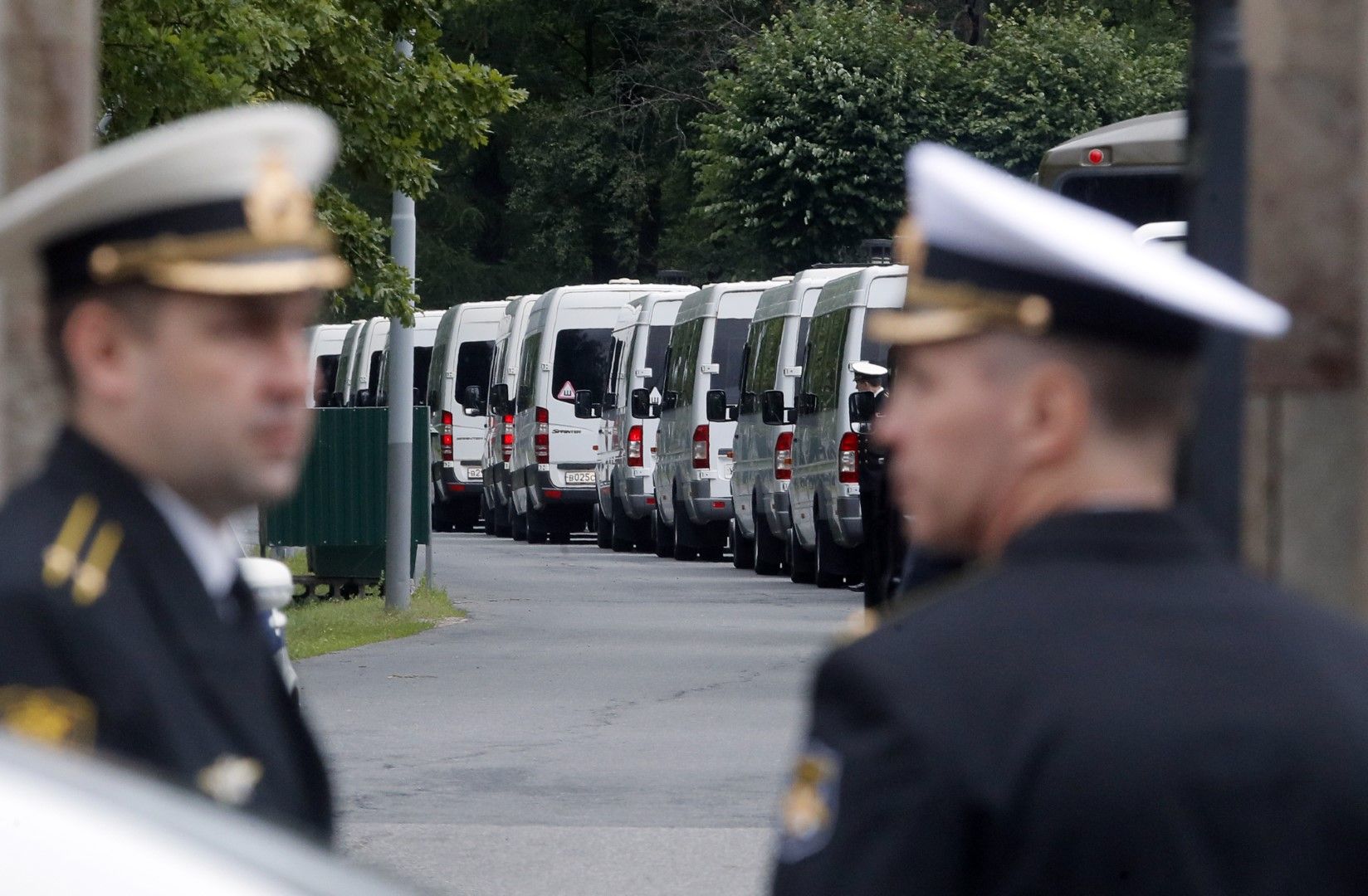 14 микробуса с телата на загиналите изчакват преди да влязат в гробището за церемонията