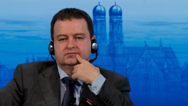 Ваксинираха председателя на сръбския парламент и вътрешния министър със "Спутник" V