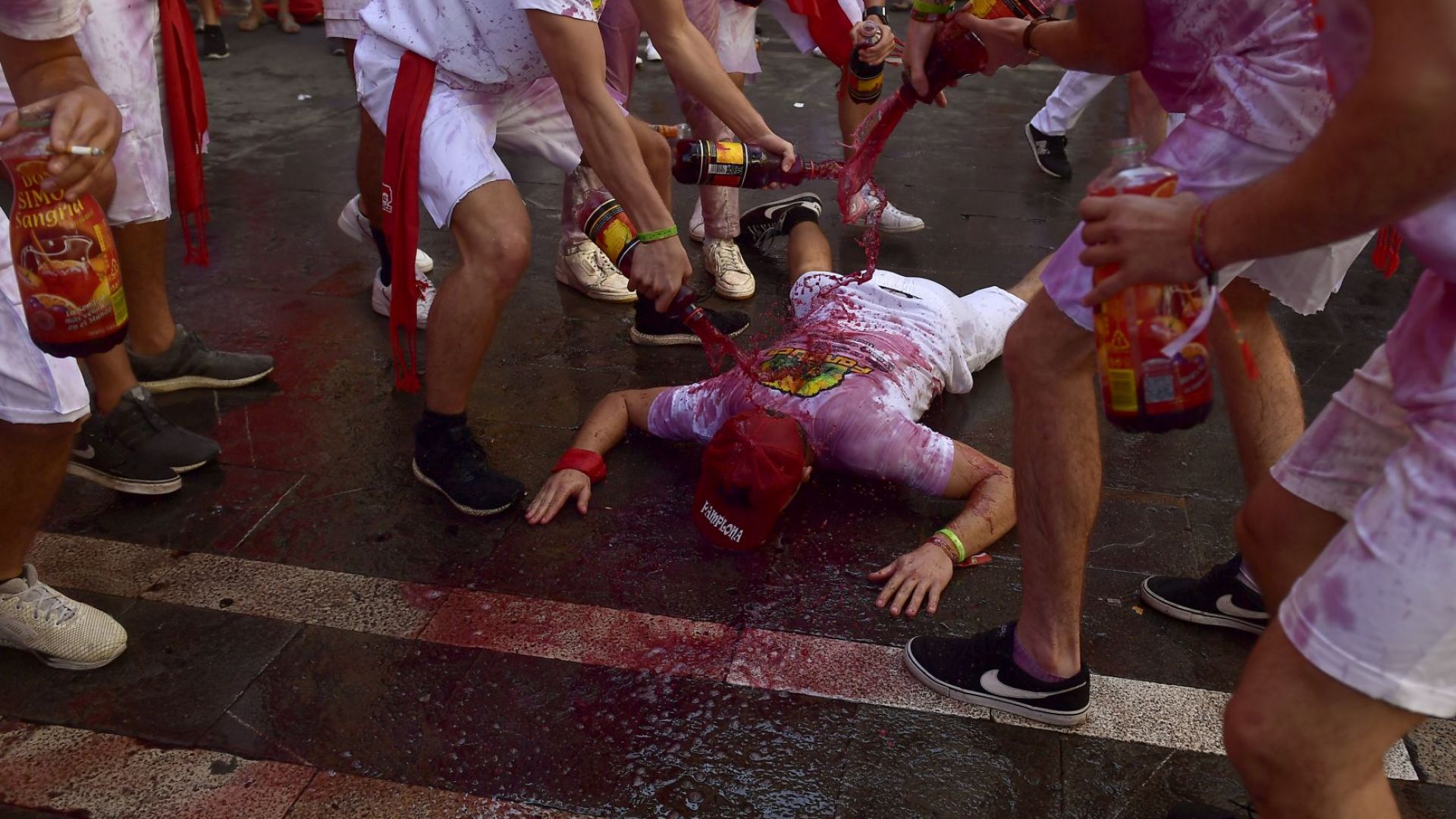 С традиционния фойерверк започна фестивалът Сан Фермин в Памплона Испания