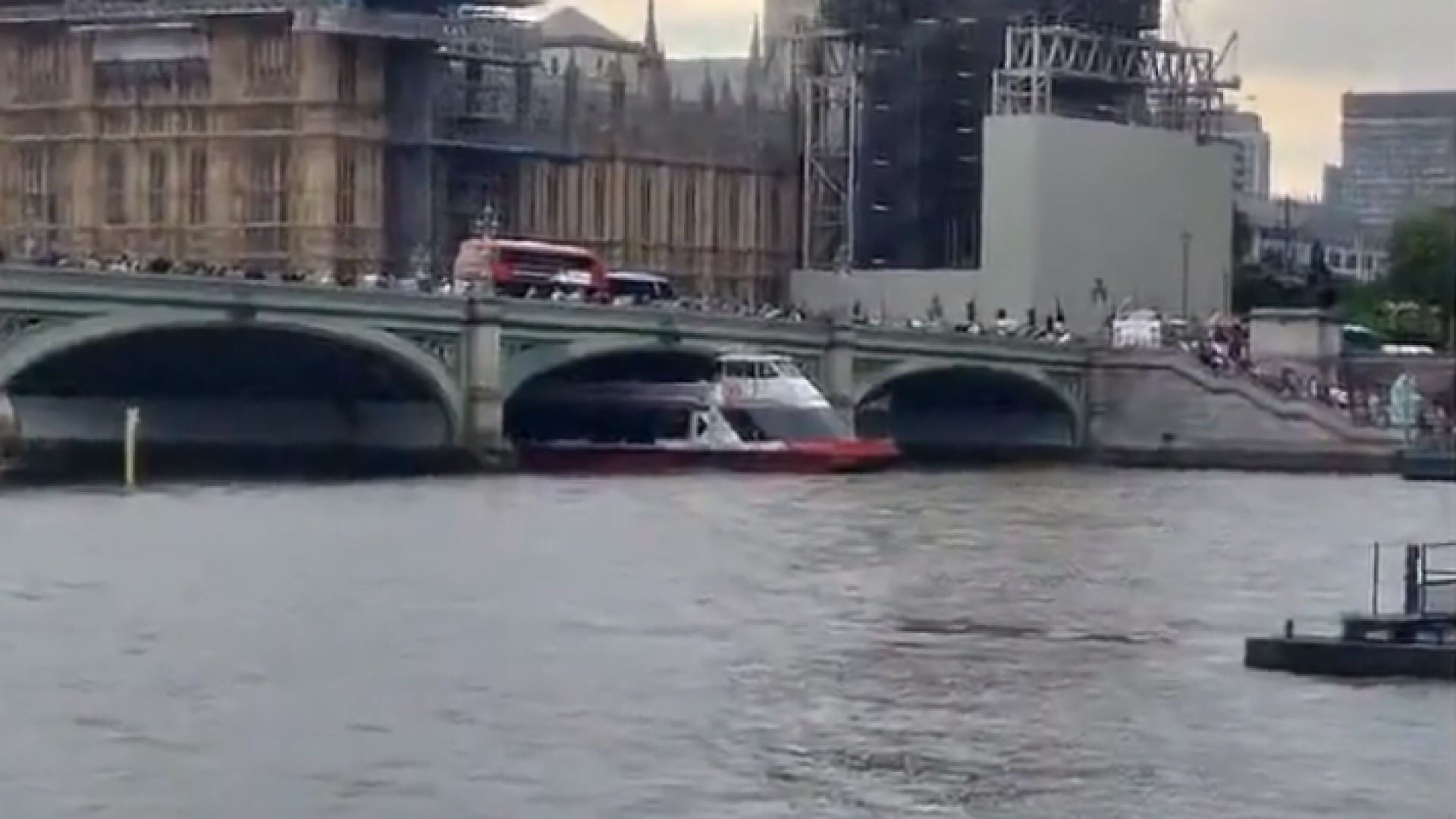 Малък туристически малък кораб се е блъснал в Уестминстърския мост