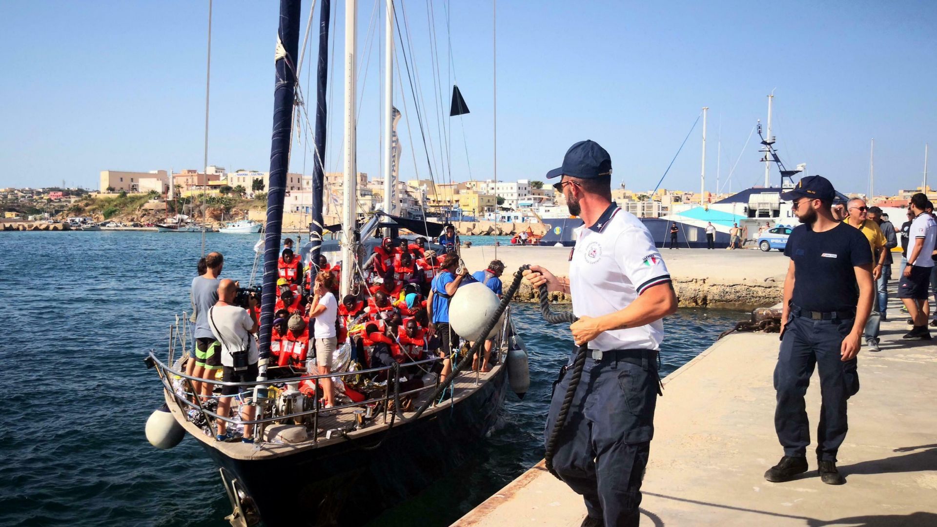 Шест държави от ЕС готови да приемат мигрантите,  блокирани до Лампедуза