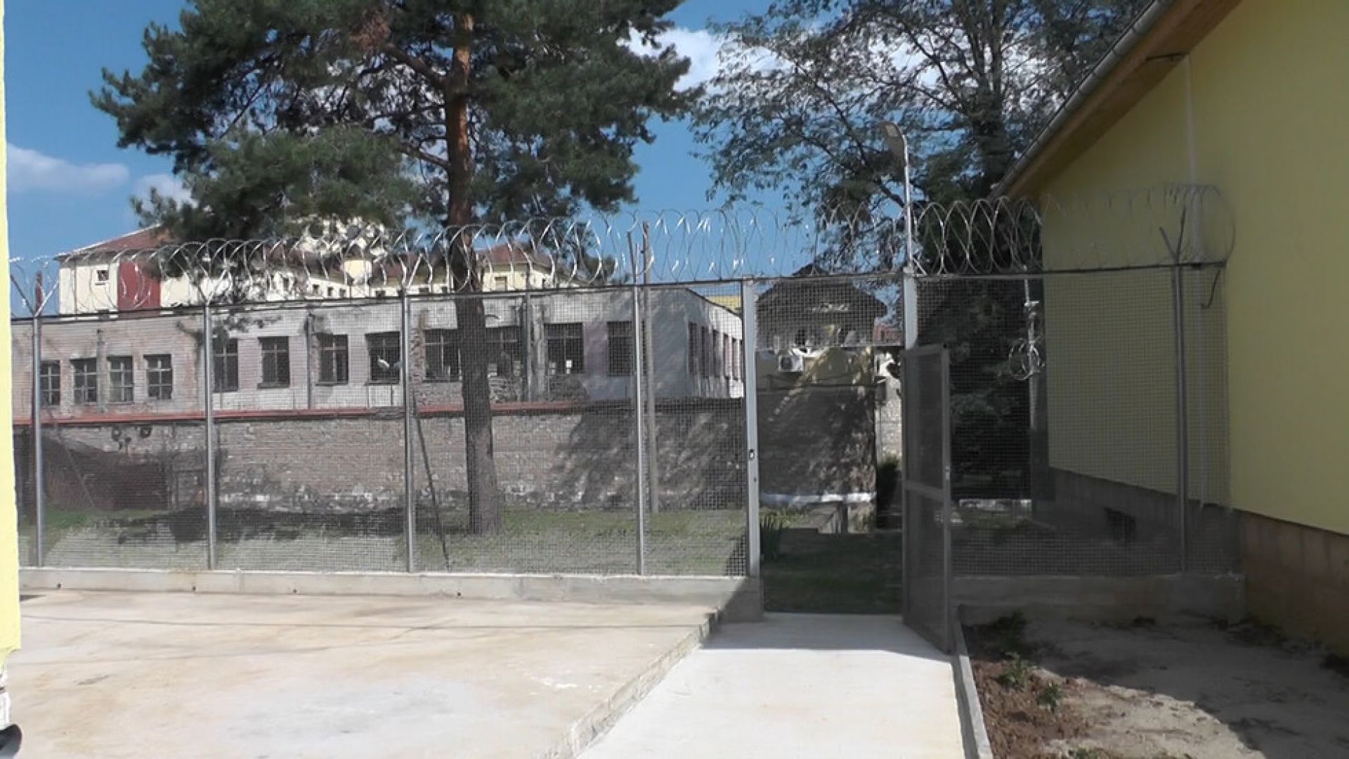 Трима осъдени за престъпления младежи са избягали тази нощ от