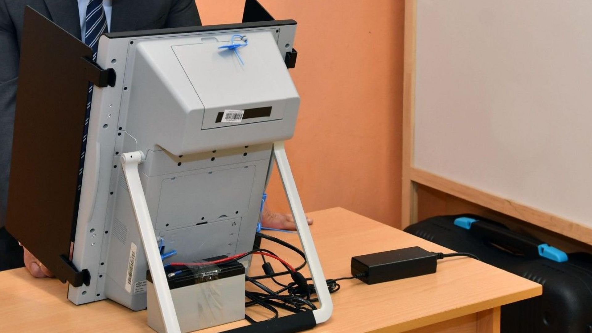 Машинното гласуване има недостатъци и евентуално някои предимства но забележителното