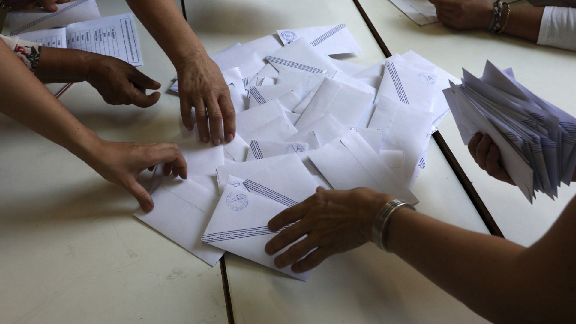 Дясноцентристката Нова демокрация очаквано печели предсрочните парламентарни избори в Гърция
