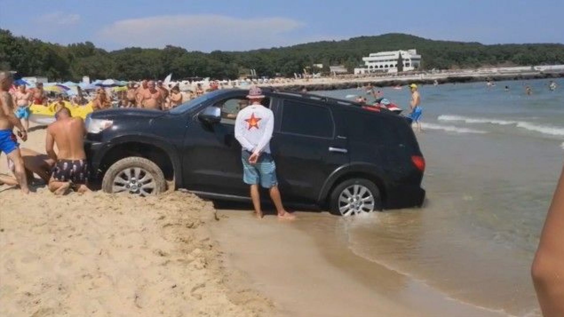 Джипът който затъна на плажа Перла карал през пясъка с