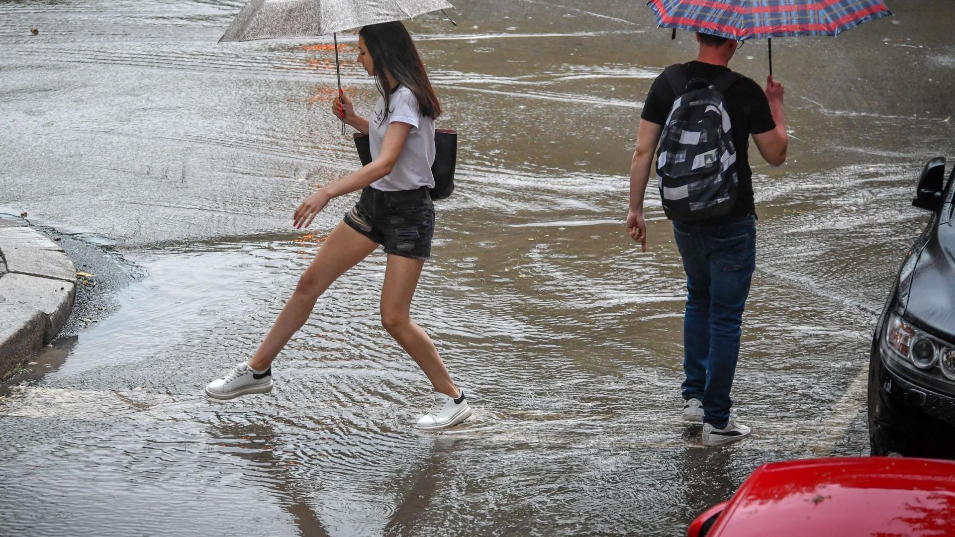 Поройни дъждове и гръмотевични бури удариха северните и централните части