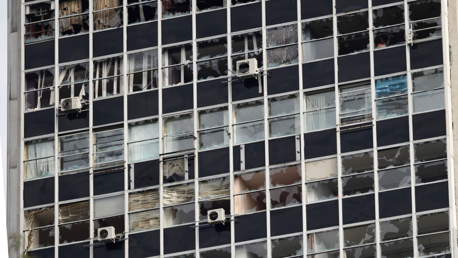 Убит човек над 50 хиляди потрошени коли стотици счупени прозорци