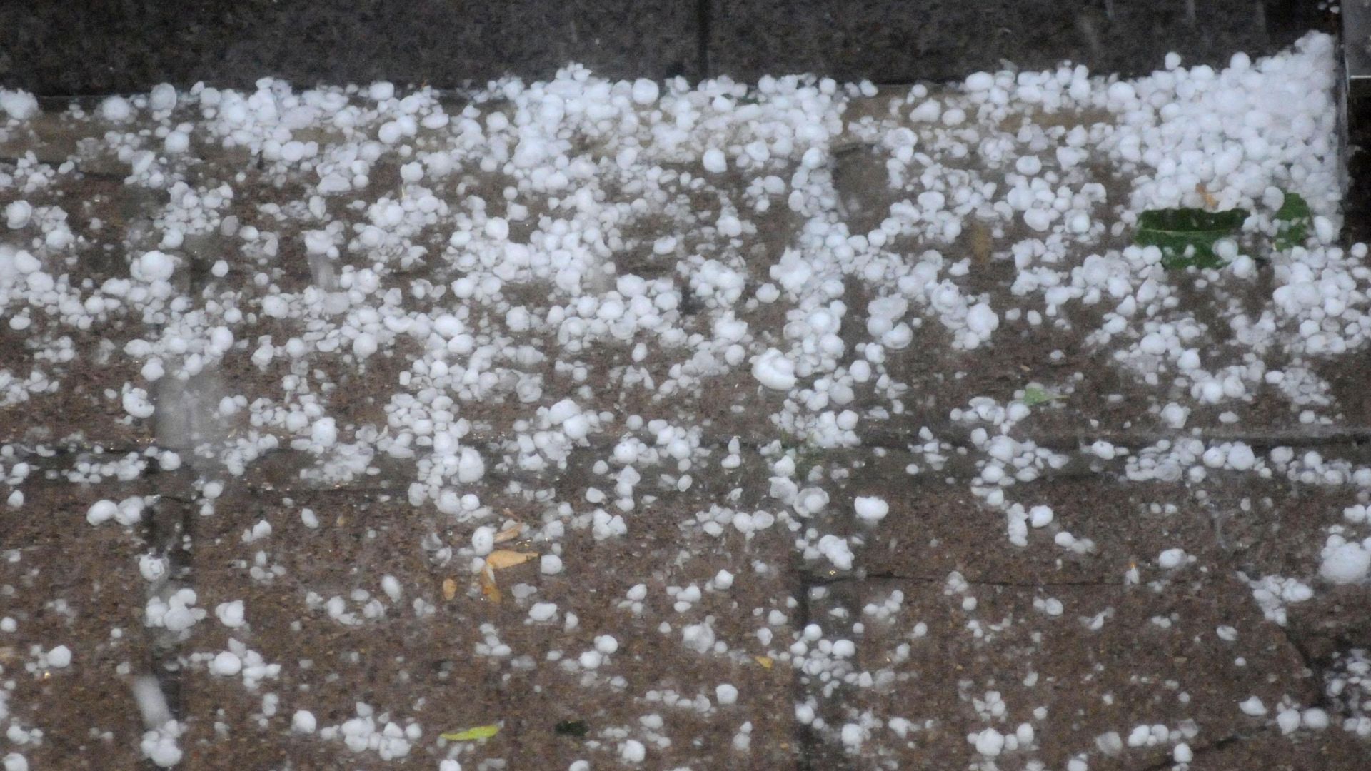 Бури с проливен дъжд и градушка удариха много райони на