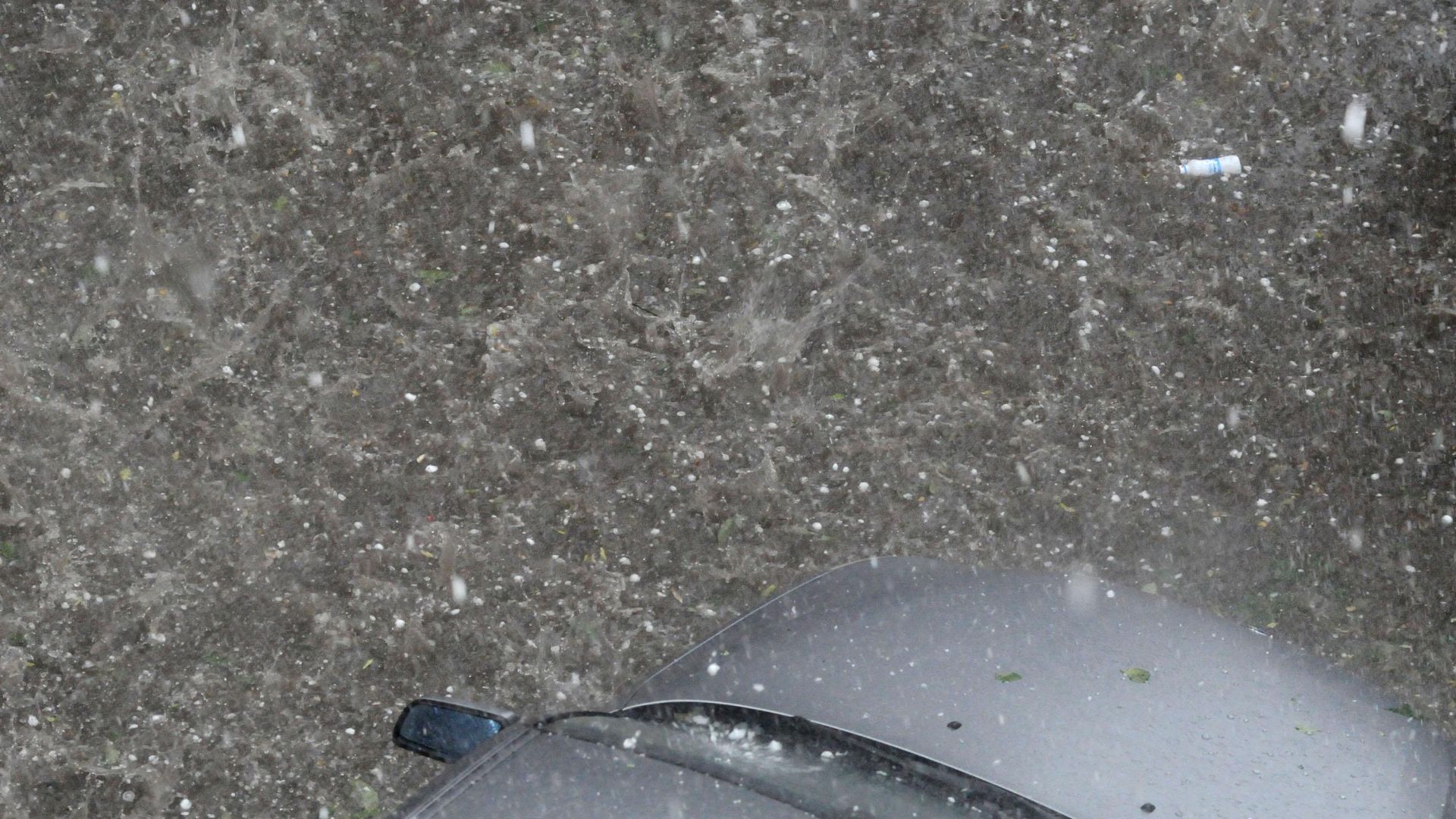 Градушка с големината на грахови зърна се изля в Благоевград