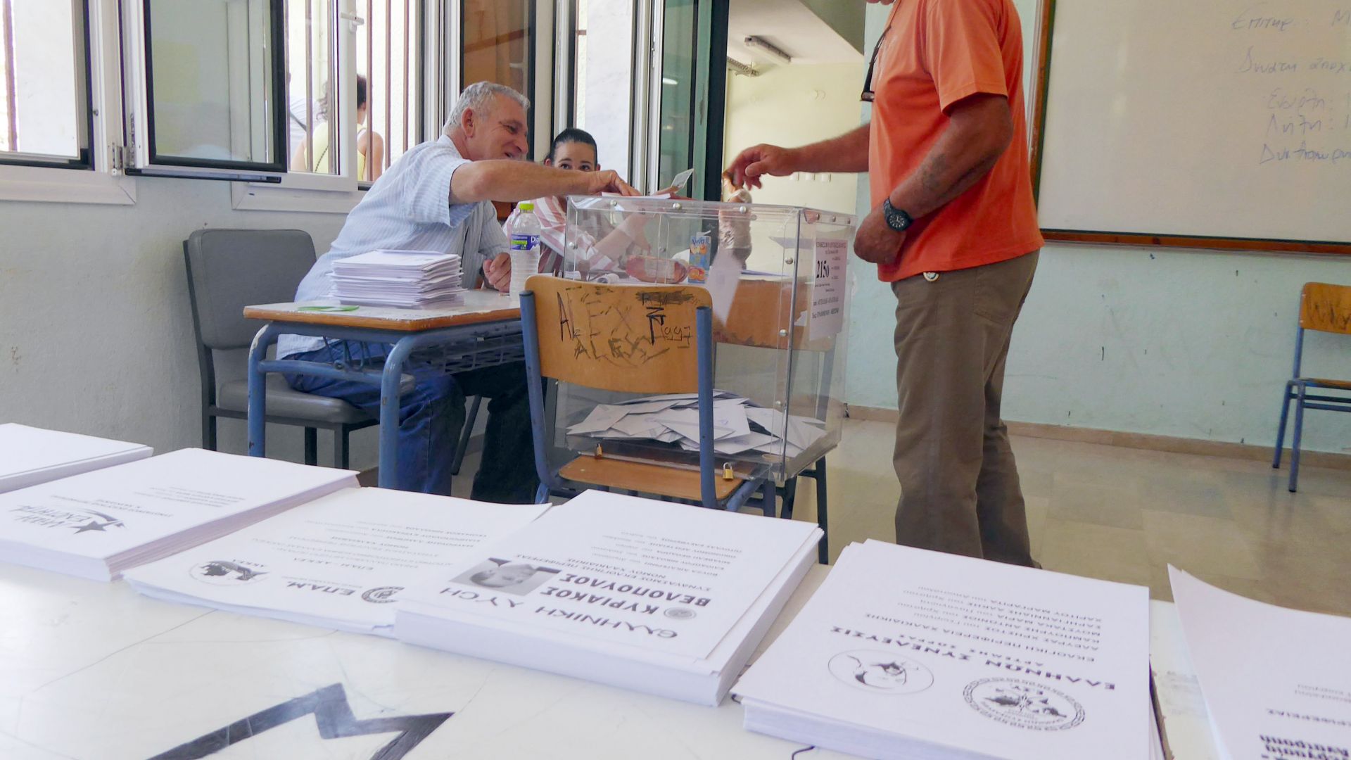 Крайнодясната партия Златна зора остава извън гръцкия парламент след като