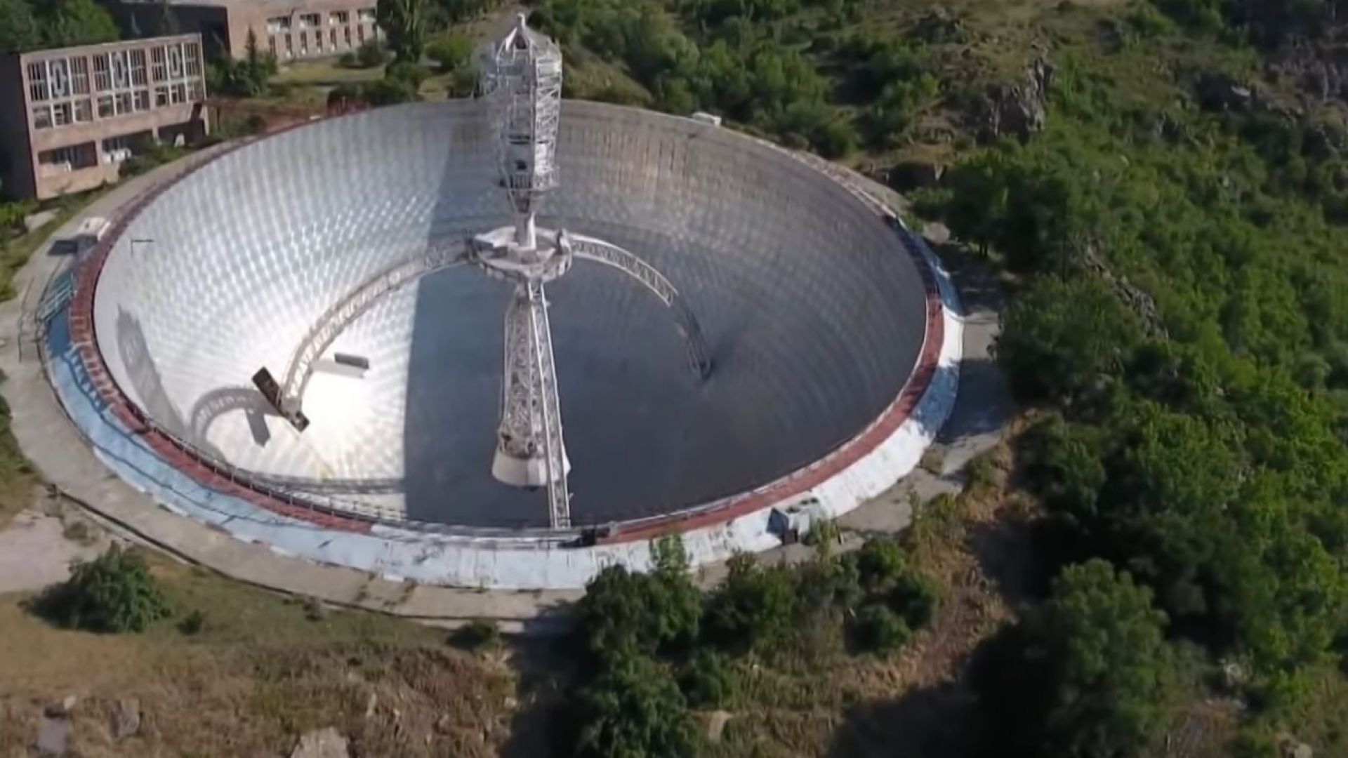Дрон засне изоставен супертелескоп от ерата на СССР (видео)