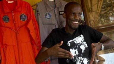 Готвеният за първи африканец в космоса загина в катастрофа с мотор