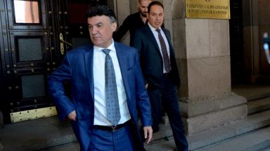 Кабинетът преустановява отношения с БФС до оставката на Боби Михайлов