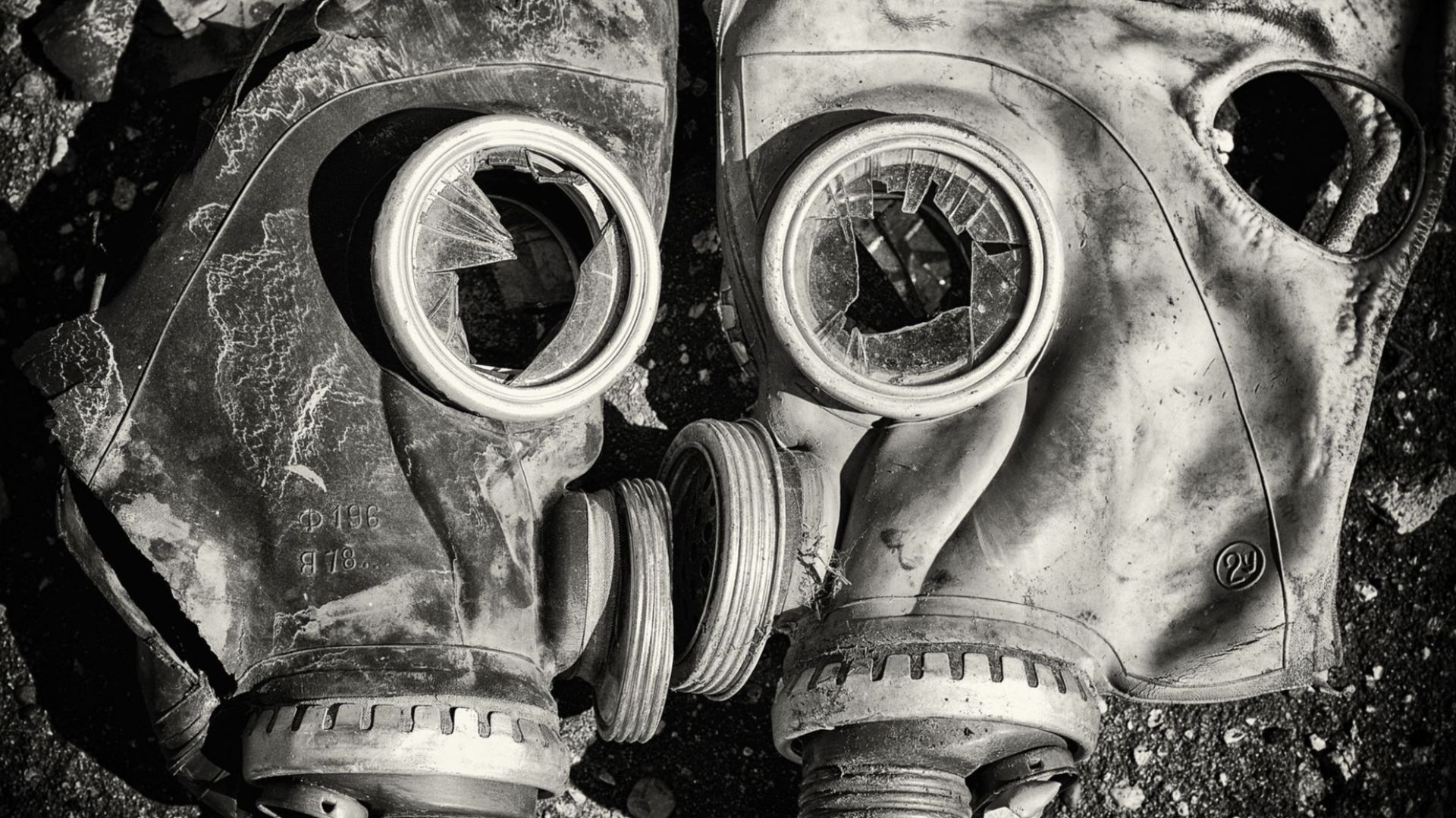 Изтърканият бял ван изглежда е бил изоставен Предната му броня