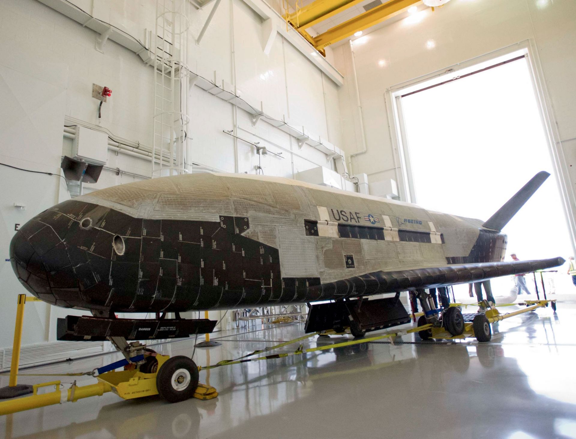 X-37B е кацнала в космическия център Кенеди в щата Флорида в неделя сутринта