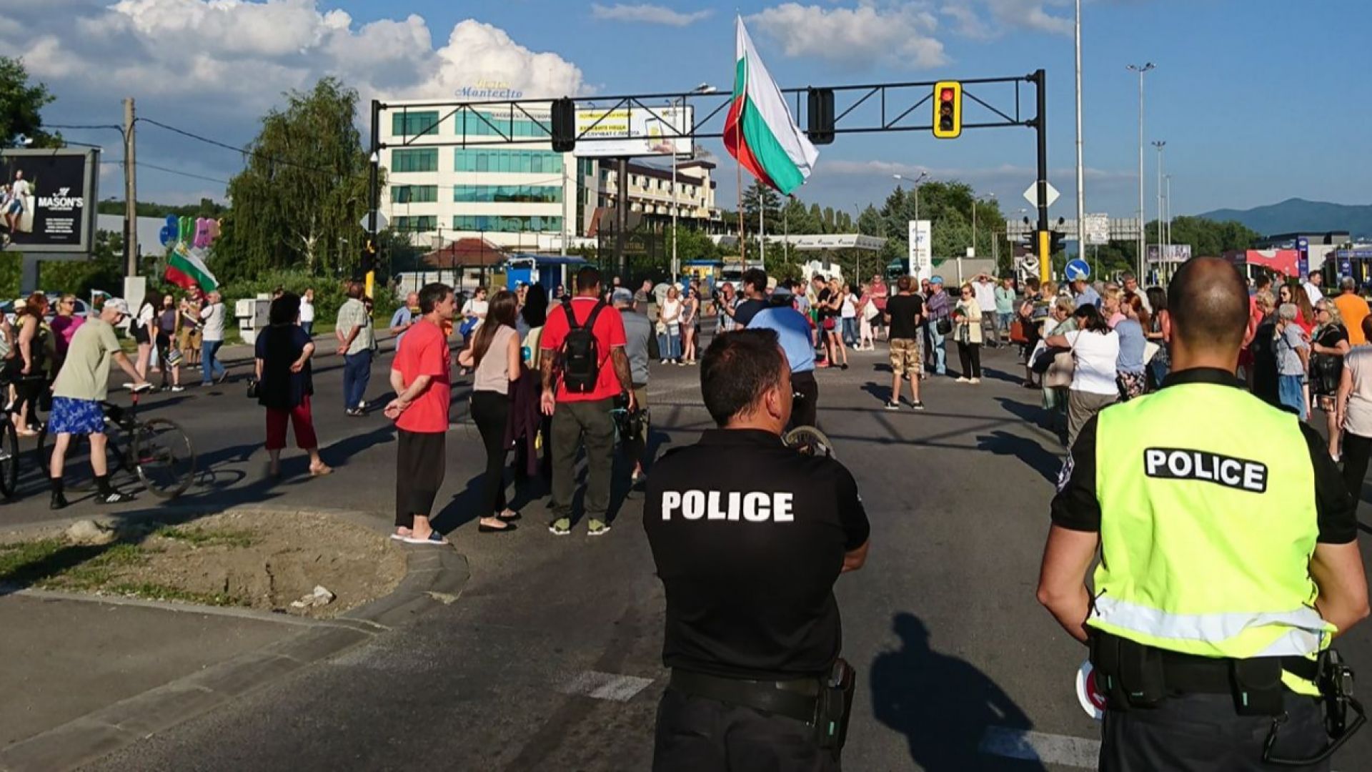 Жители на "Горубляне" блокираха  Цариградско шосе, искат среща с Борисов