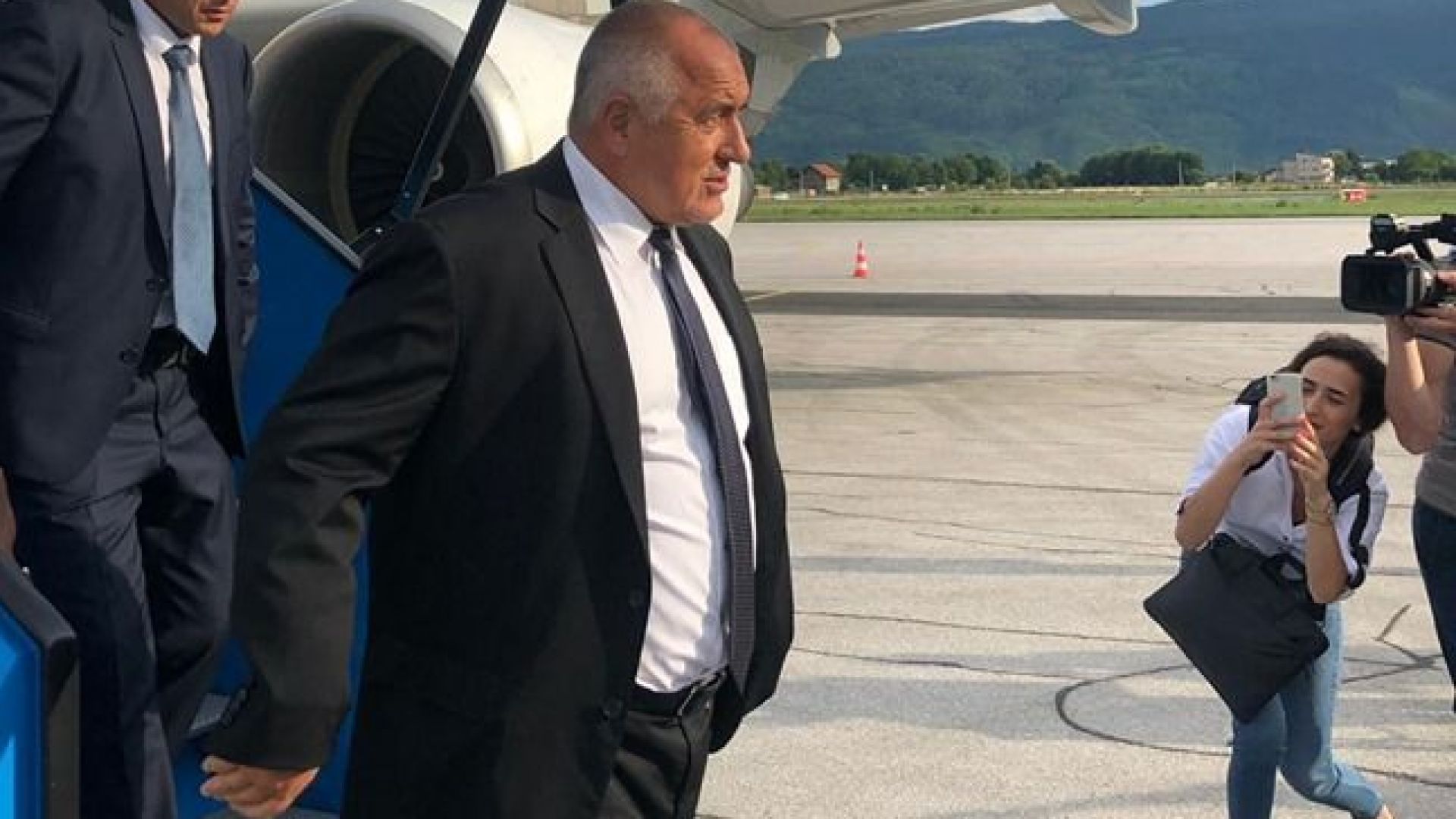 Премиерът пристигна в Сараево за срещата на върха (снимки)