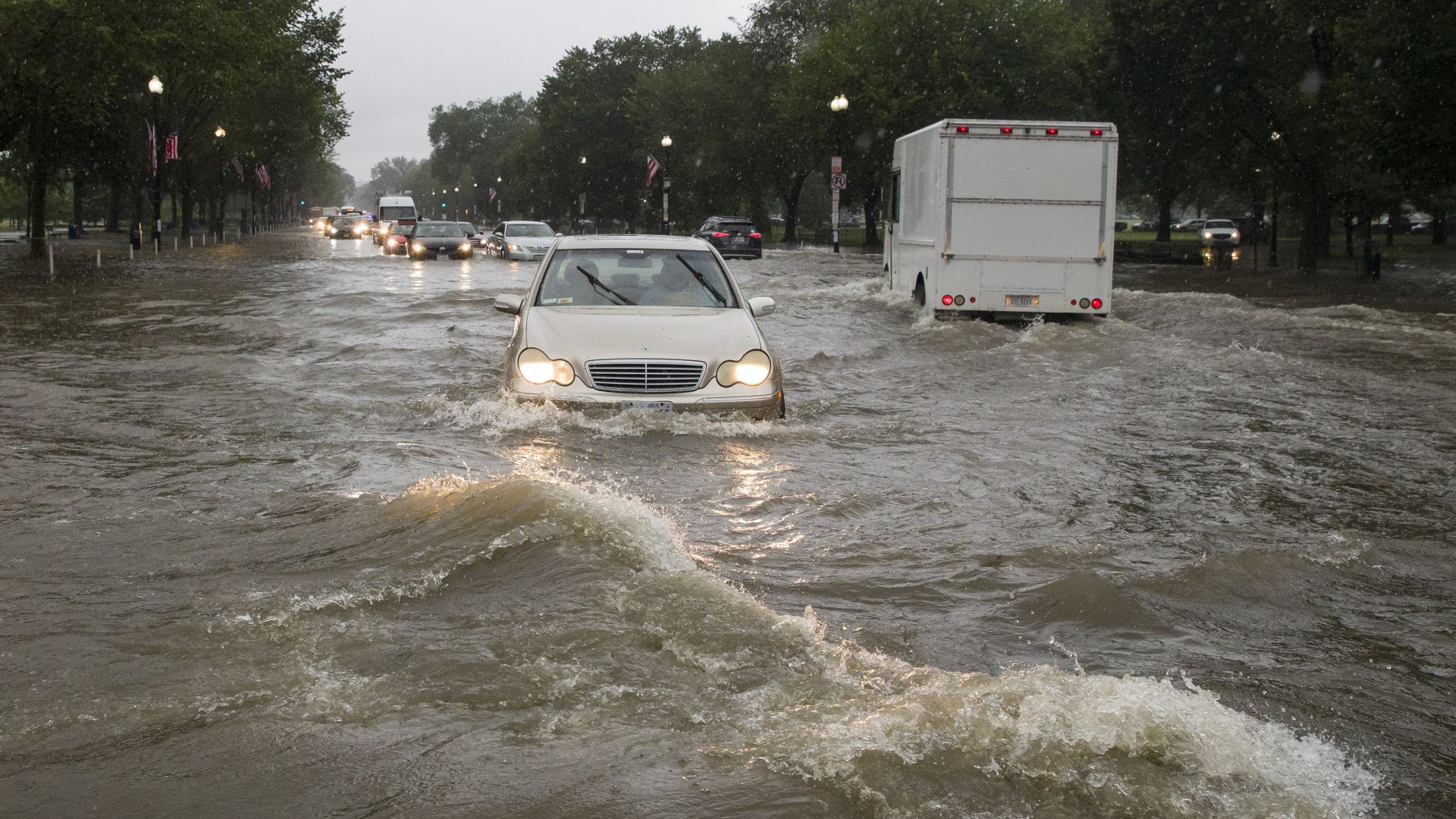 Дъждовна буря наруши автомобилния транспорт и наводни сутерени на сгради