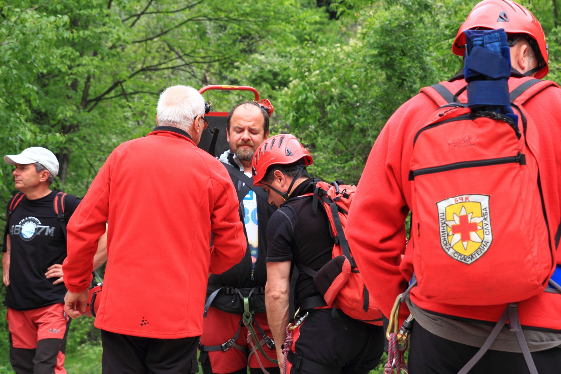 Планинските спасители на място са оказали първа помощ на чужденеца и са го свалили до болницата в Сандански
