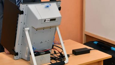 Проблеми с  машини за гласуване в няколко РИК-а, минават на хартиени бюлетини