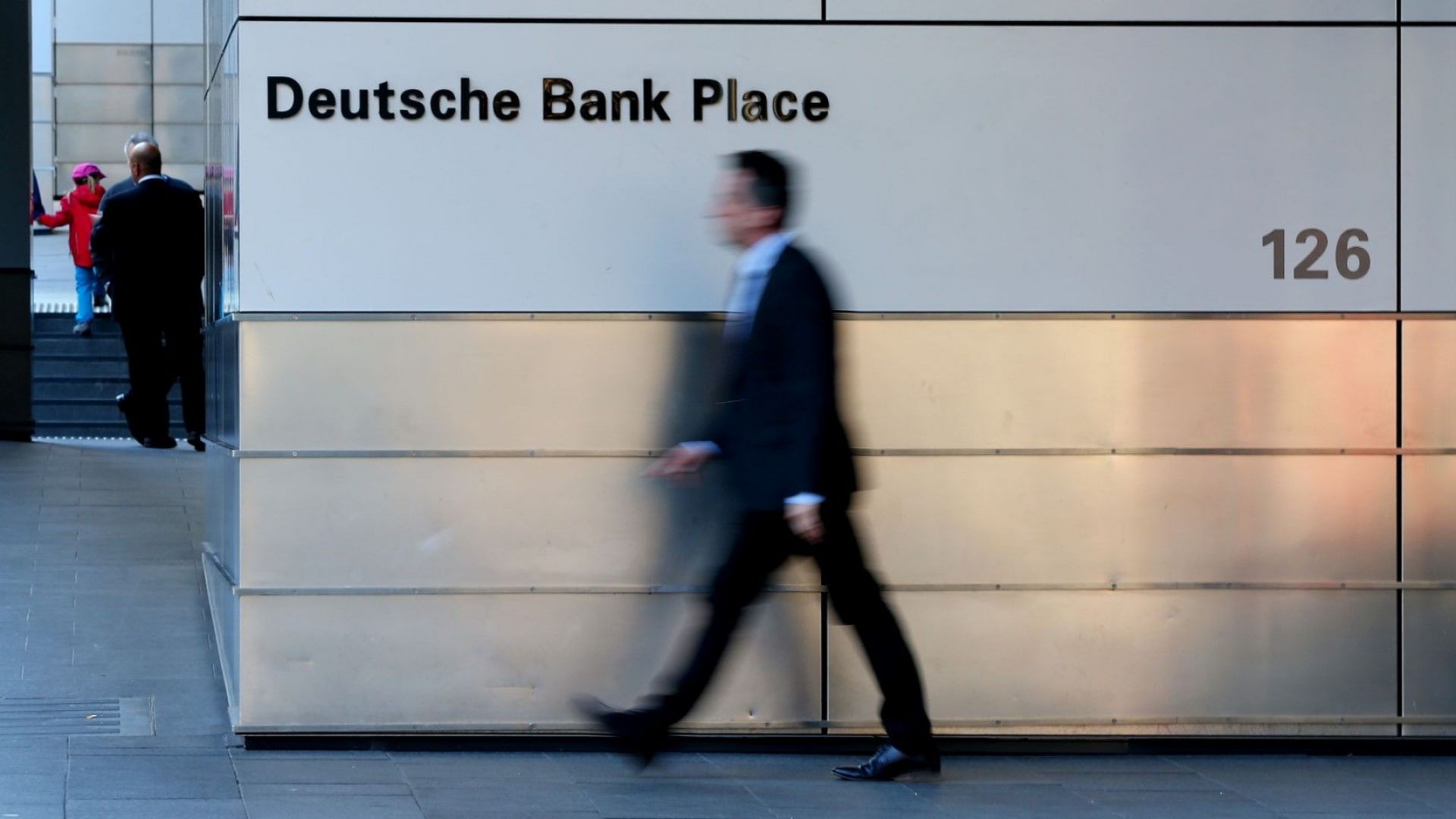 Дойче банк раздаде по-големи бонуси след първата печалба от 2014 година