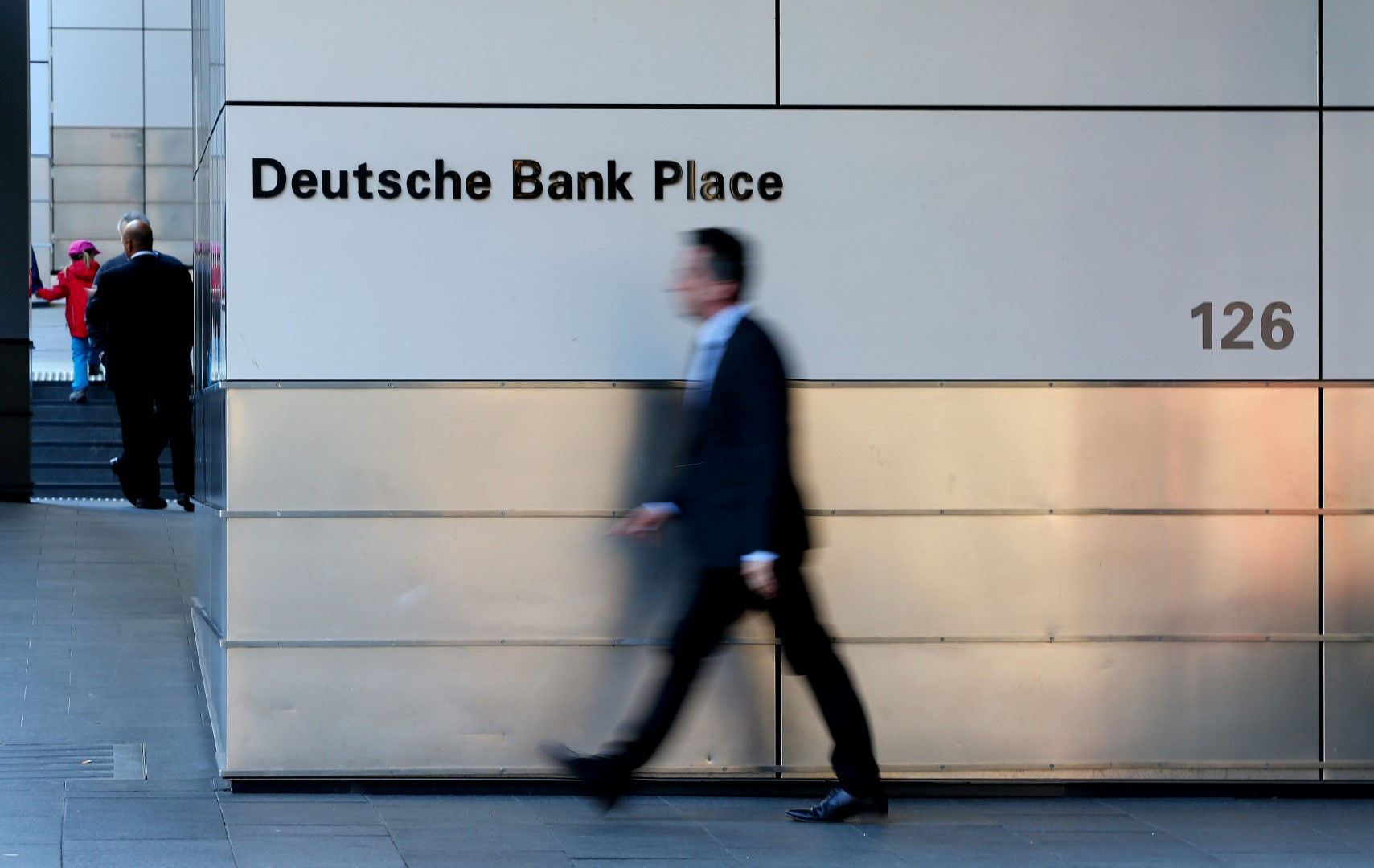 Deutsche Bank е сред банките, позволили на свои клиенти да продадат държания от тях руски дълг