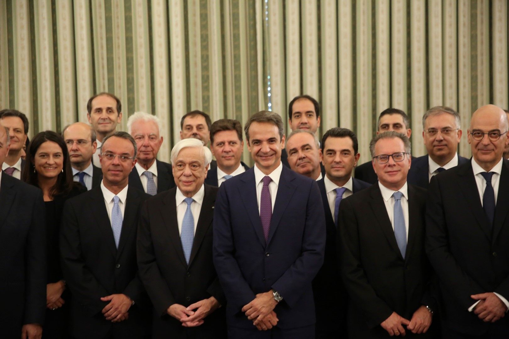 Новото правителство на Гърция - в средата на преден план са президентът Прокопис Павлопулос (с бялата коса) и премиерът Кириакос Мицотакис (вдясно от президента)