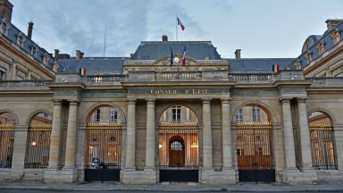 Мъж който носел бутилка с напъхано в нея запалено парче