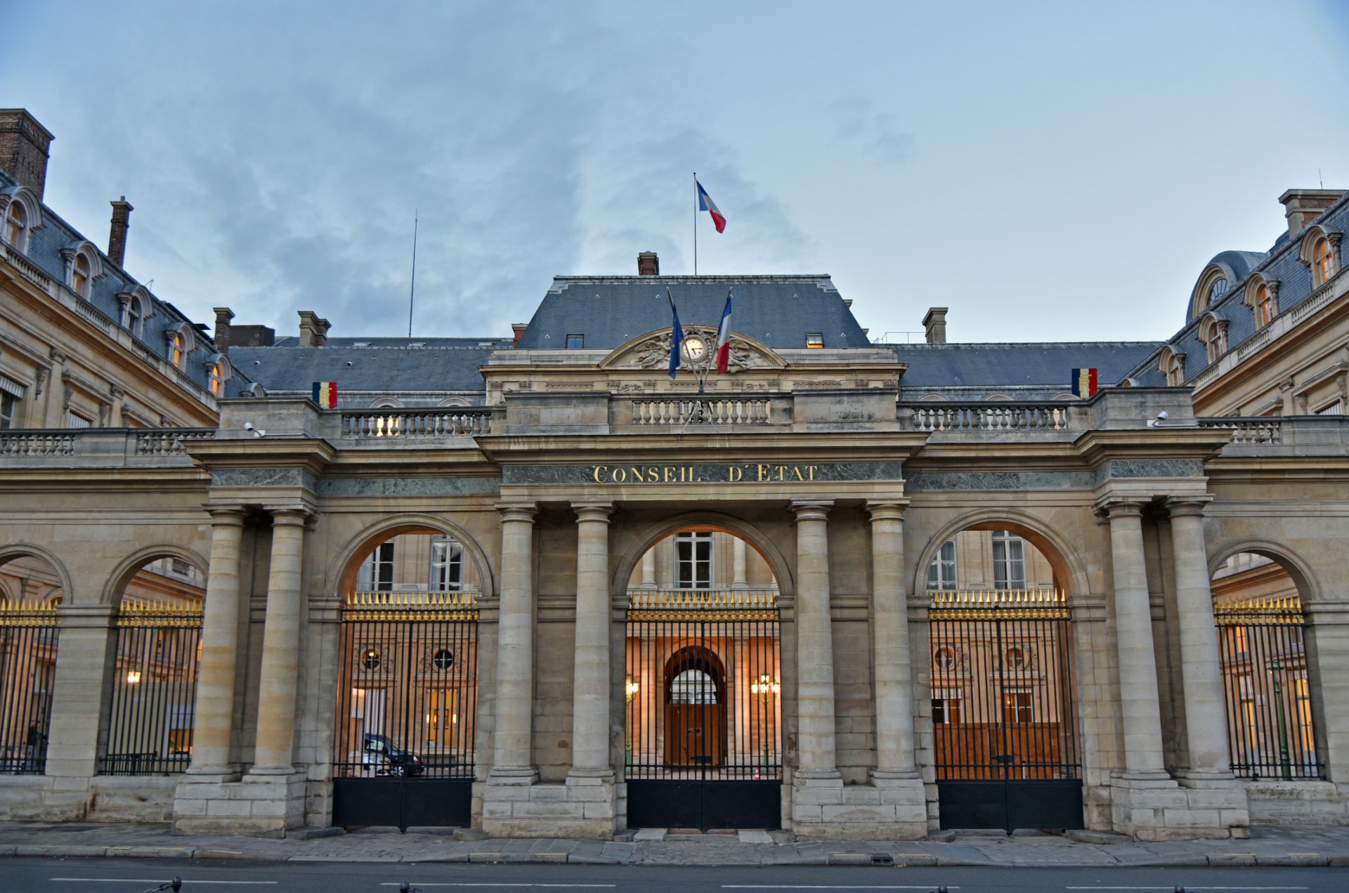 Френските детективи разследват странните изчезвания на ценни предмети от Елисейския дворец