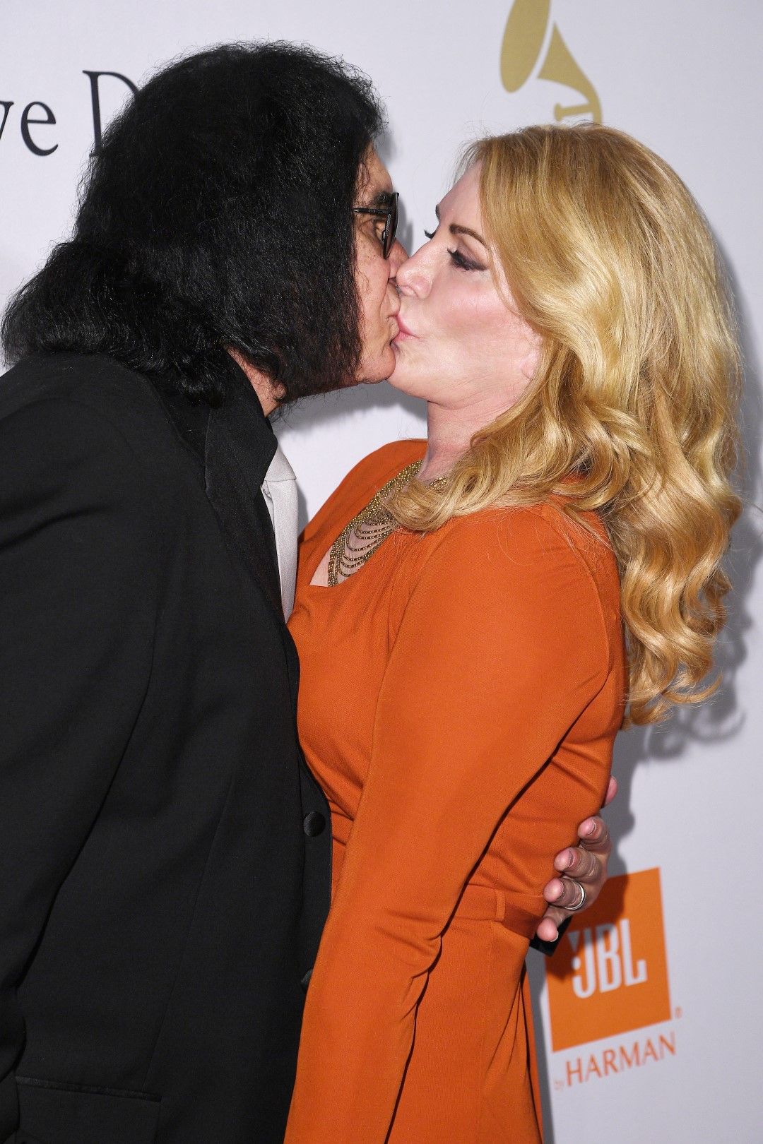 Джийн Симънс от Kiss със съпругата си Шанън