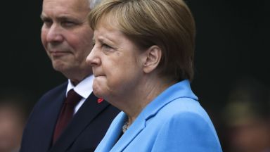  Меркел се разтрепери за трети път в границите на месец (видео) 