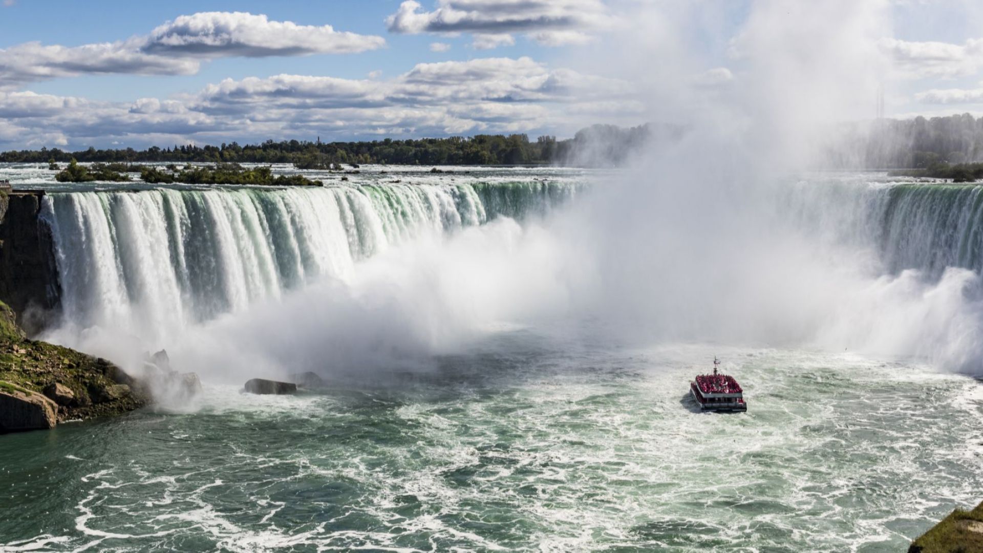 Мъж който целенасочено е скочил във водите на Ниагарския водопад