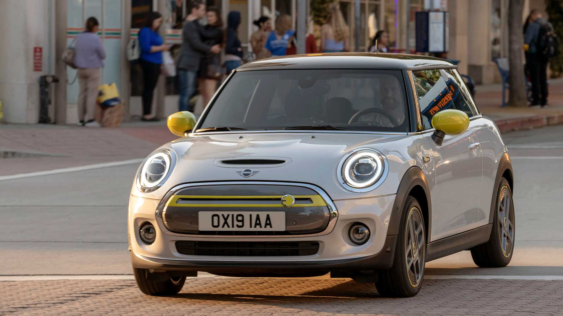 Задава се първото MINI на ток