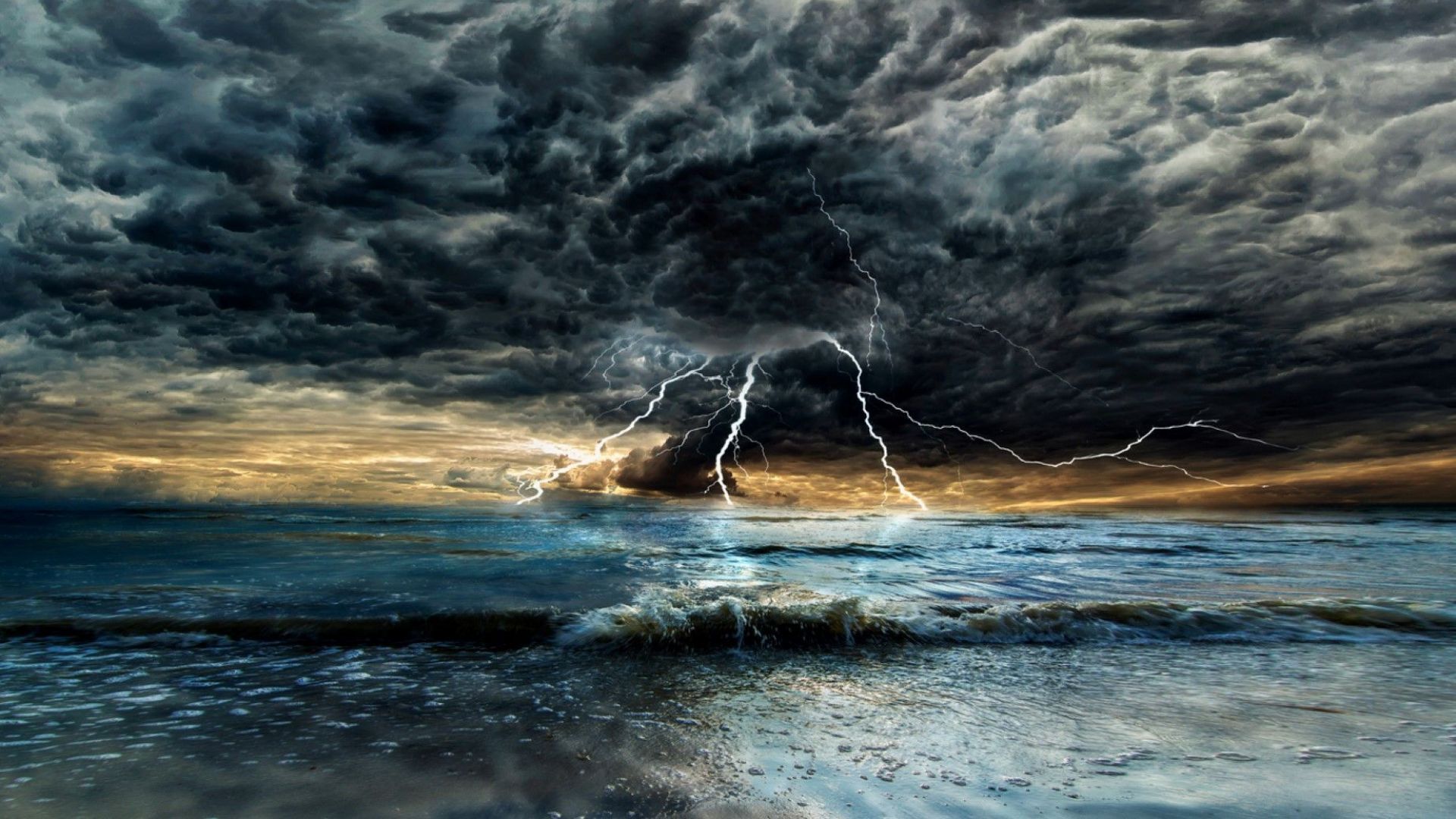 Шестима чужденци загинаха а десетки бяха ранени при буреносните ветрове