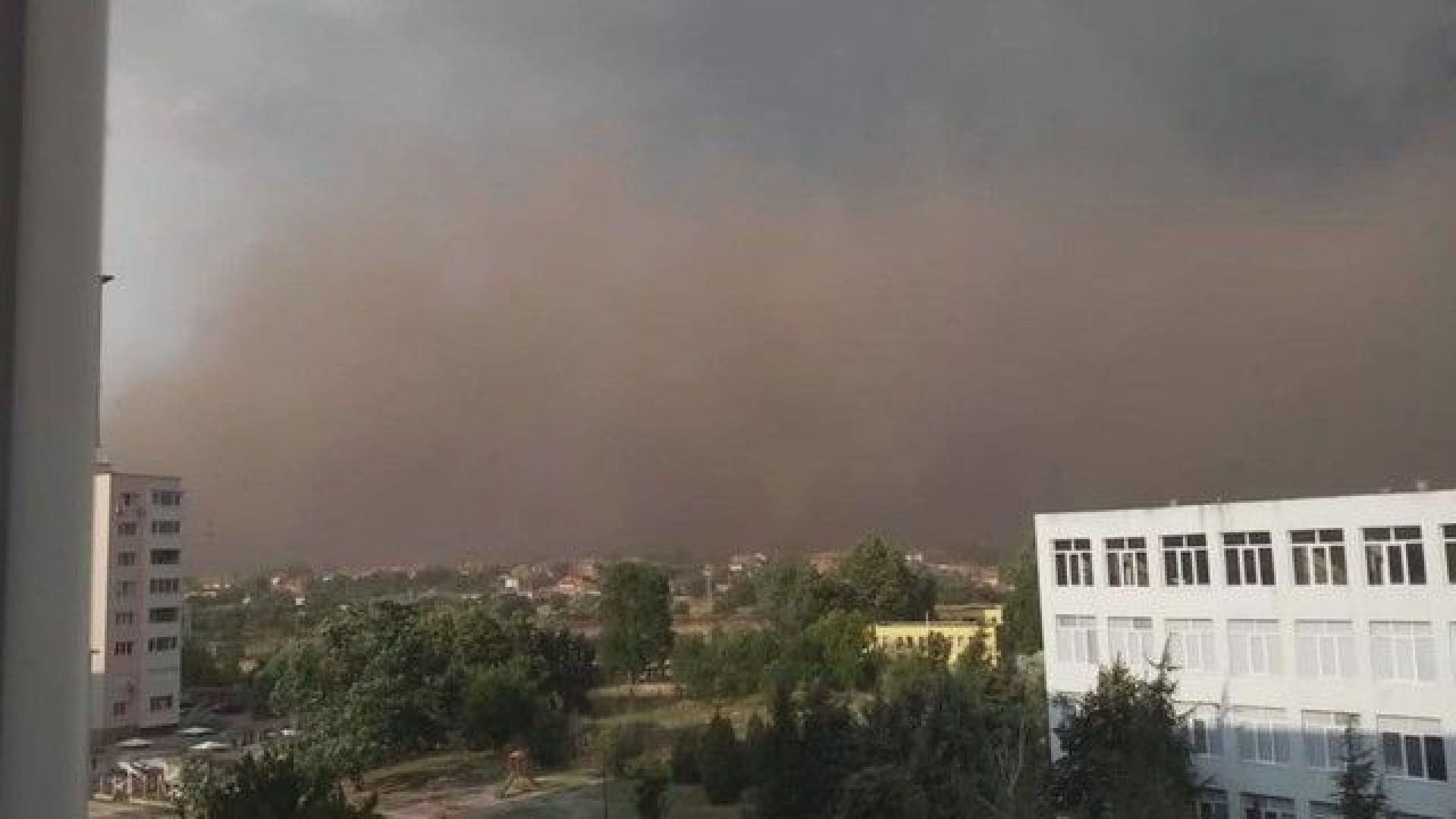 Прашна буря в Гълъбово. Снимките се появиха във Фейсбук групата